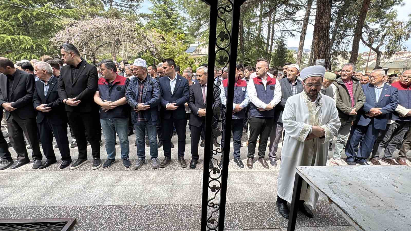 saldirida olen ogretmen ve ogrenciler icin giyabi cenaze namazi kilindi 3 2nVP5l3s