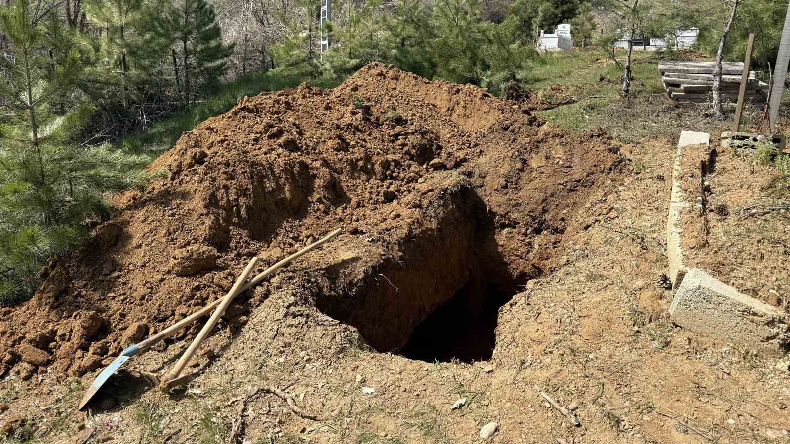 Saldırıda ölen öğretmenin defnedileceği mezar yeri görüntülendi 5 saldirida olen ogretmenin defnedilecegi mezar yeri goruntulendi 1 XcCTmPPX