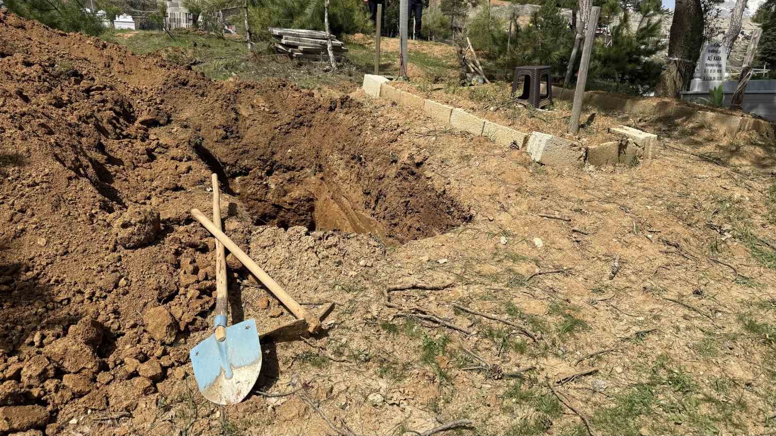 Saldırıda ölen öğretmenin defnedileceği mezar yeri görüntülendi 6 saldirida olen ogretmenin defnedilecegi mezar yeri goruntulendi 2 cPjNbgXy