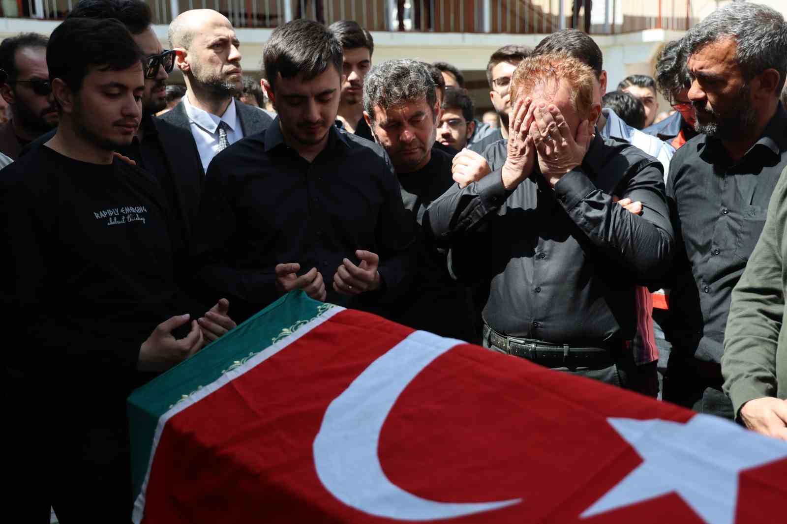 saldirida olen ogretmenin esi ve cocuklari tabut basinda gozyasi doktu 6 UbAlQMDw