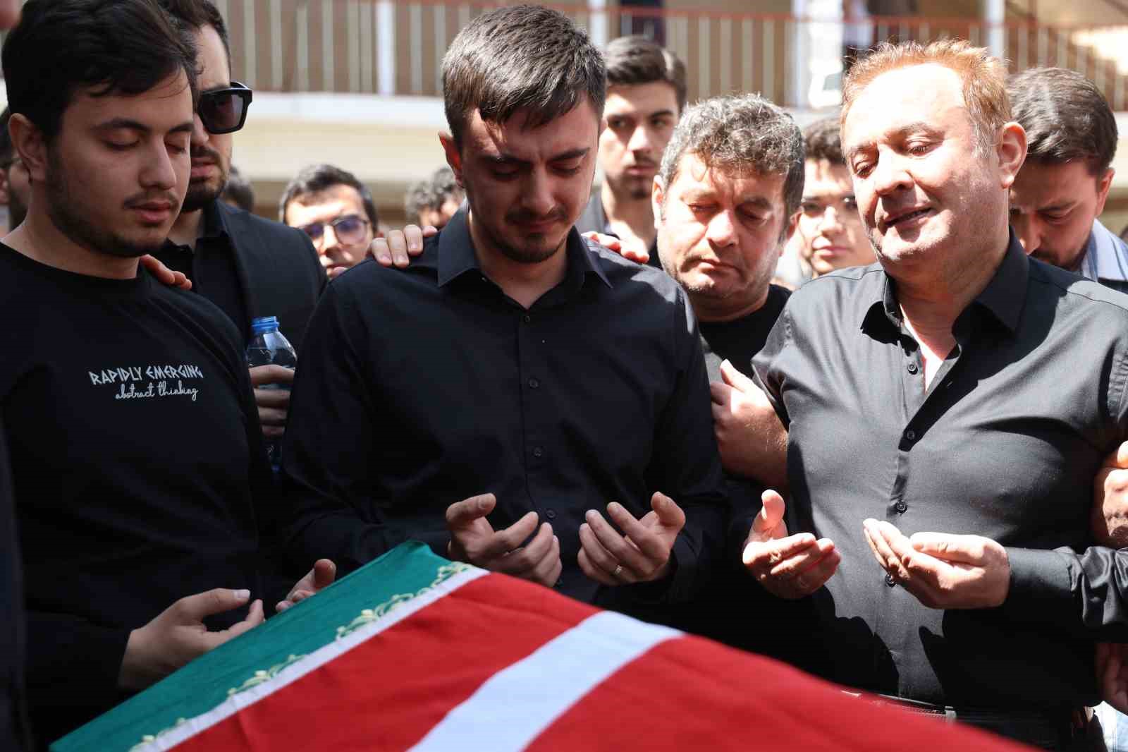saldirida olen ogretmenin esi ve cocuklari tabut basinda gozyasi doktu 7 aiImryQW