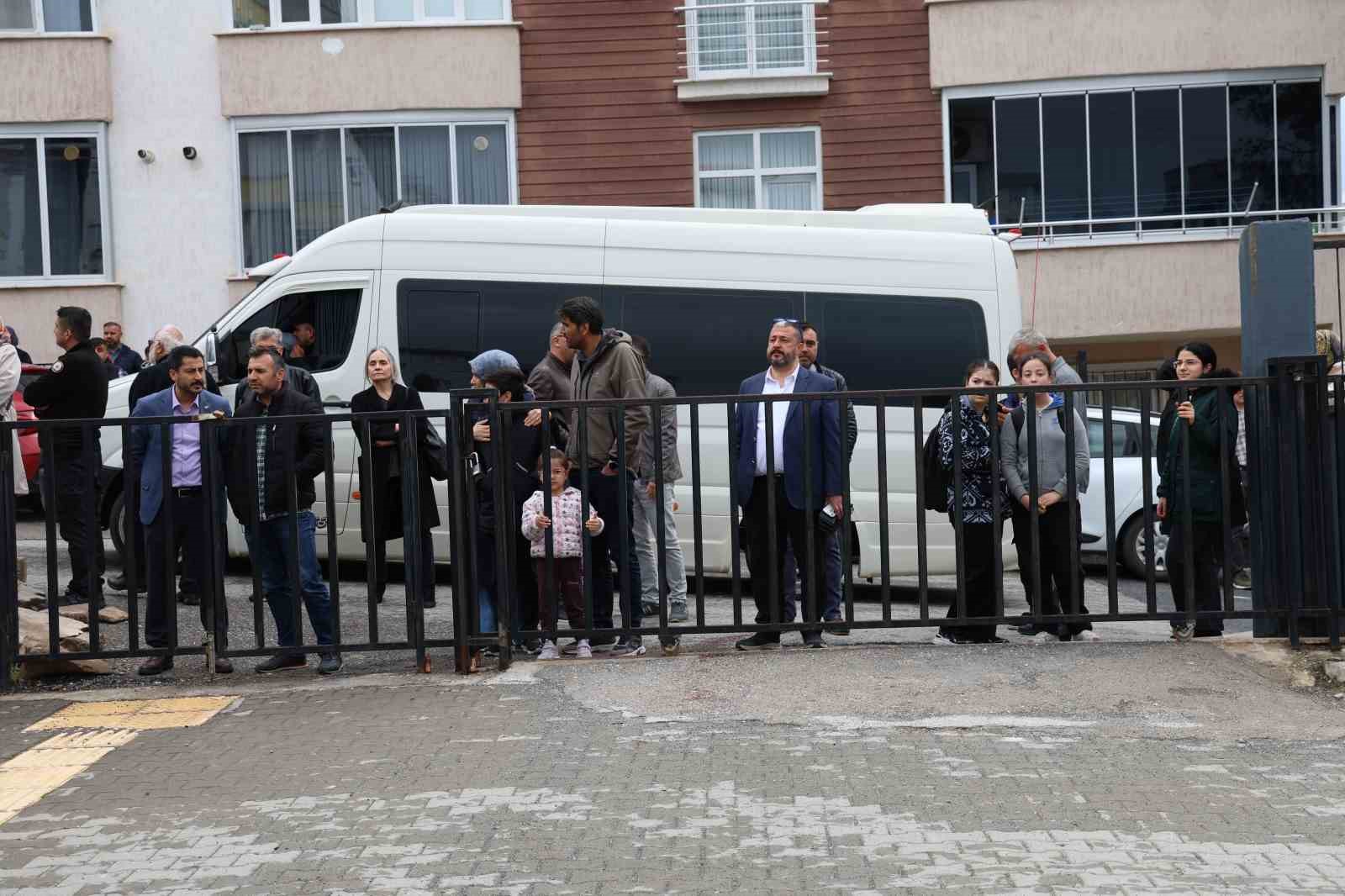 saldirinin gerceklestigi okulun velileri cocuklarini operek okula yolladi 5 2VjLUmGJ