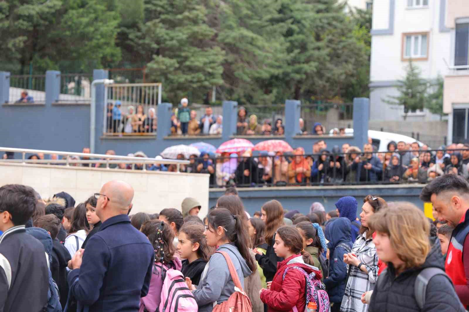 saldirinin gerceklestigi okulun velileri cocuklarini operek okula yolladi 7 iUkvSPk6