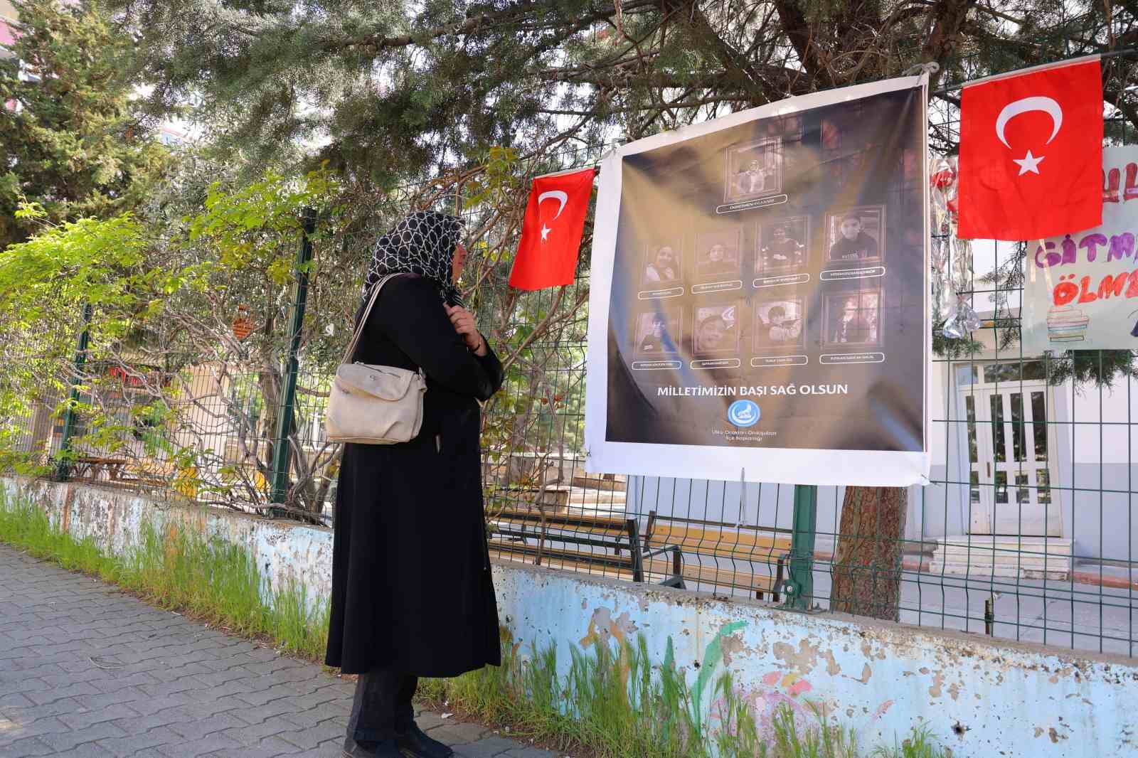 saldirinin yasandigi okul onunde kuran i kerim okuyup gozyasi doktu 0 d5TwuDIc