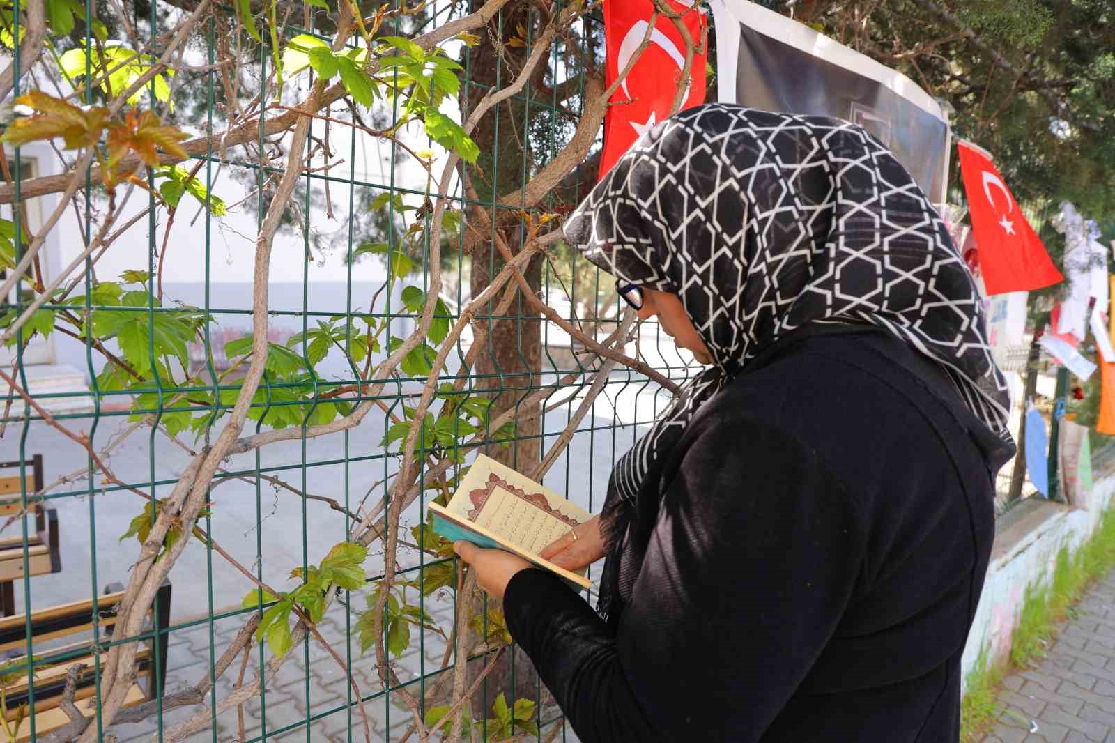 saldirinin yasandigi okul onunde kuran i kerim okuyup gozyasi doktu 1 W56sRKjf