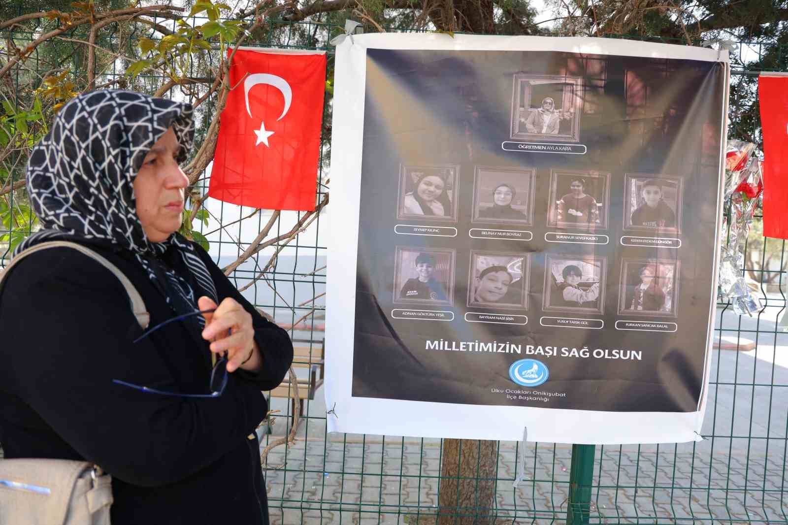 saldirinin yasandigi okul onunde kuran i kerim okuyup gozyasi doktu 2 FzNBHYgV