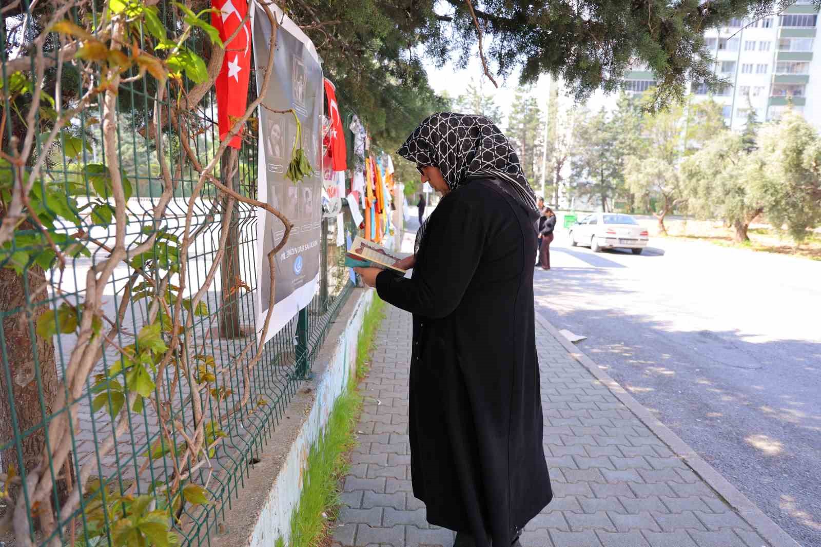 saldirinin yasandigi okul onunde kuran i kerim okuyup gozyasi doktu 3 eKcdpfcU