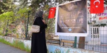 saldirinin-yasandigi-okul-onunde-kuran-i-kerim-okuyup-gozyasi-doktu-nzSPuMUg.jpg