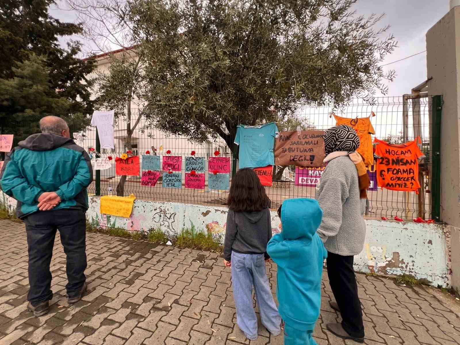 Saldırının yaşandığı okul önündeki yazılar ve görseller görenleri duygulandırıyor 4 saldirinin yasandigi okul onundeki yazilar ve gorseller gorenleri duygulandiriyor 0 LEeAiCiV