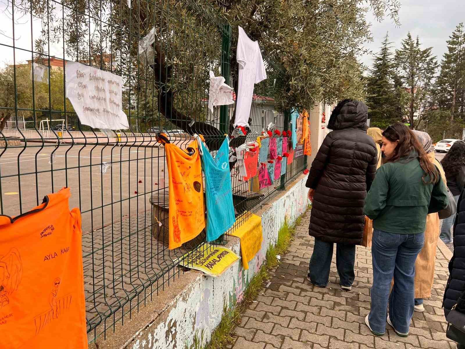 Saldırının yaşandığı okul önündeki yazılar ve görseller görenleri duygulandırıyor 5 saldirinin yasandigi okul onundeki yazilar ve gorseller gorenleri duygulandiriyor 1 K6A3qXHC
