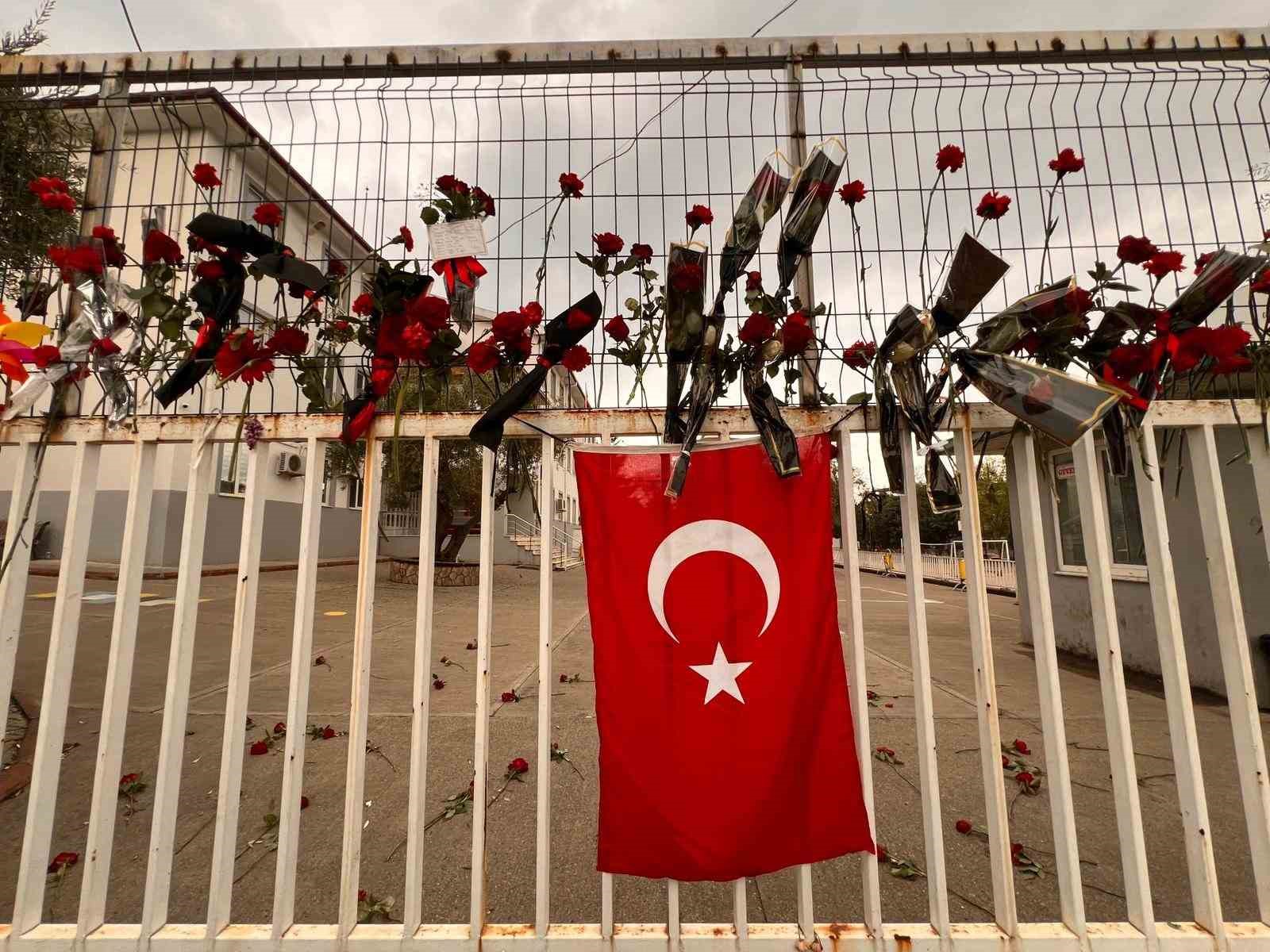 Saldırının yaşandığı okul önündeki yazılar ve görseller görenleri duygulandırıyor 6 saldirinin yasandigi okul onundeki yazilar ve gorseller gorenleri duygulandiriyor 2