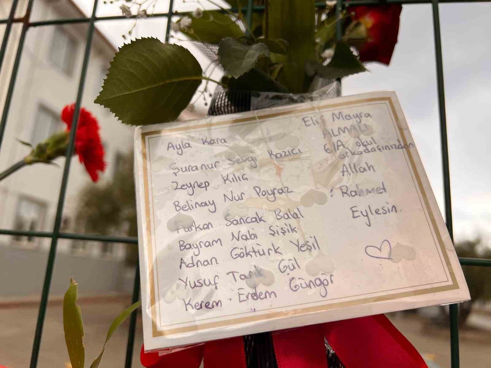 Saldırının yaşandığı okul önündeki yazılar ve görseller görenleri duygulandırıyor 7 saldirinin yasandigi okul onundeki yazilar ve gorseller gorenleri duygulandiriyor 3 jQnkYhin