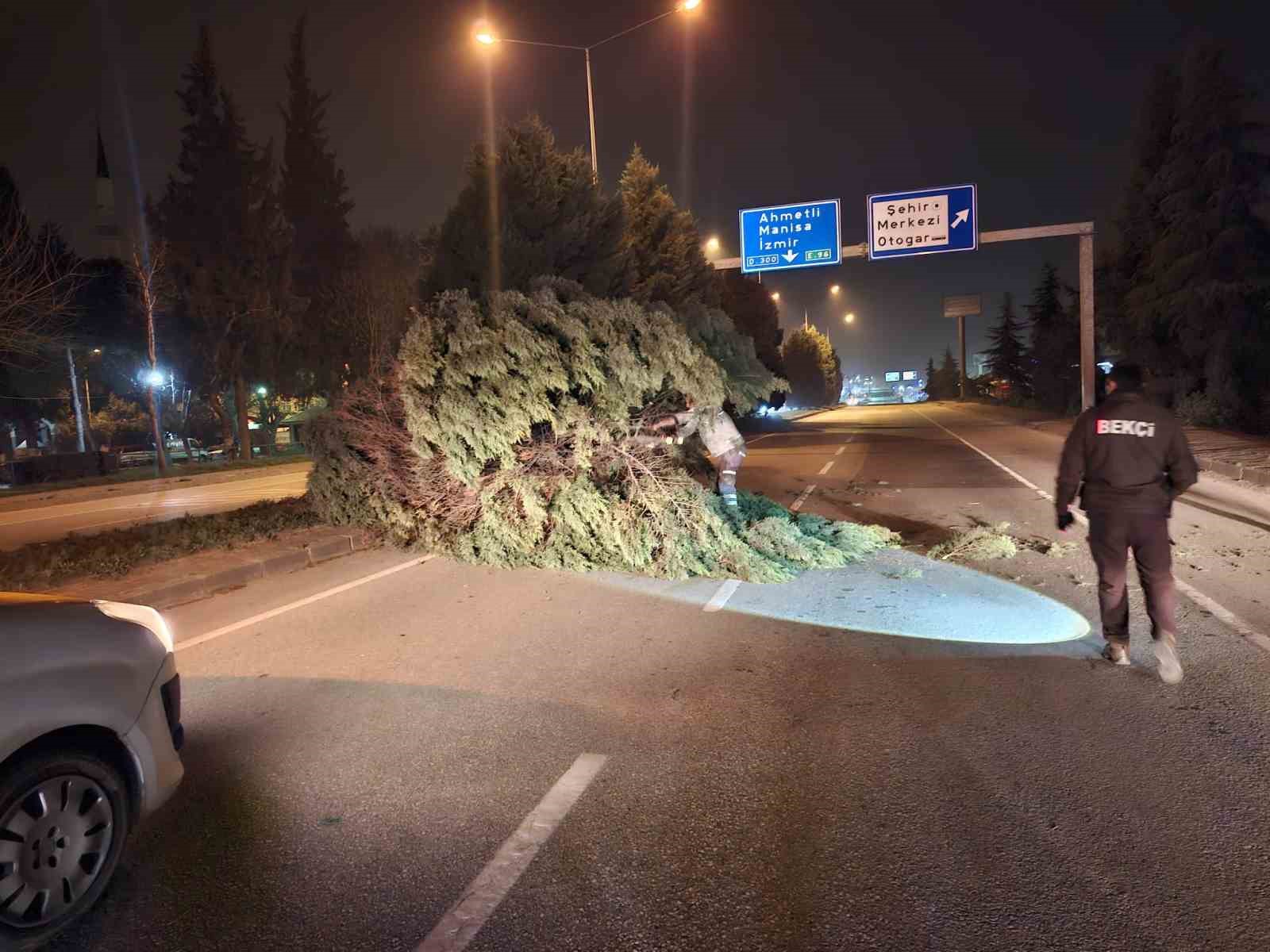 salihli ilcesini firtina vurdu minarenin kulahi koptu cok sayida agac devrildi 1 dyX13Mss