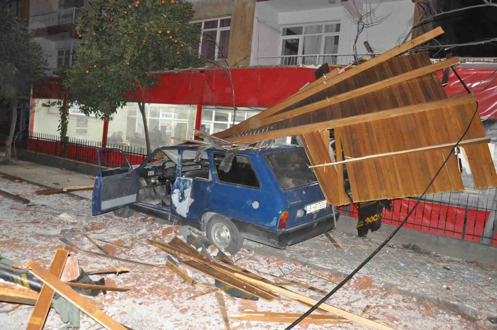 salihli ilcesini firtina vurdu minarenin kulahi koptu cok sayida agac devrildi 12 uGzWV8tP