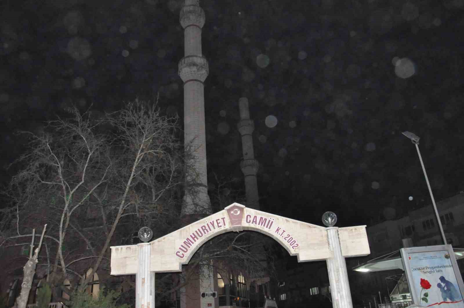 salihli ilcesini firtina vurdu minarenin kulahi koptu cok sayida agac devrildi 13 nvIeQ6mC