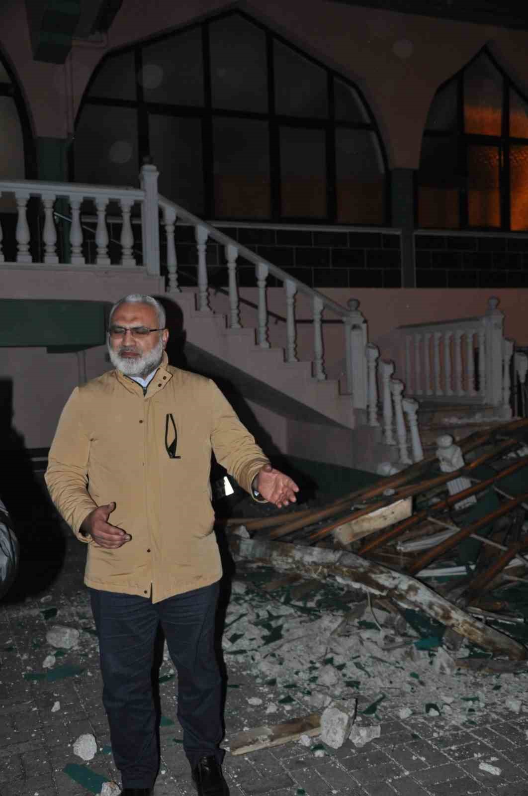 salihli ilcesini firtina vurdu minarenin kulahi koptu cok sayida agac devrildi 18 qCP8X4zp