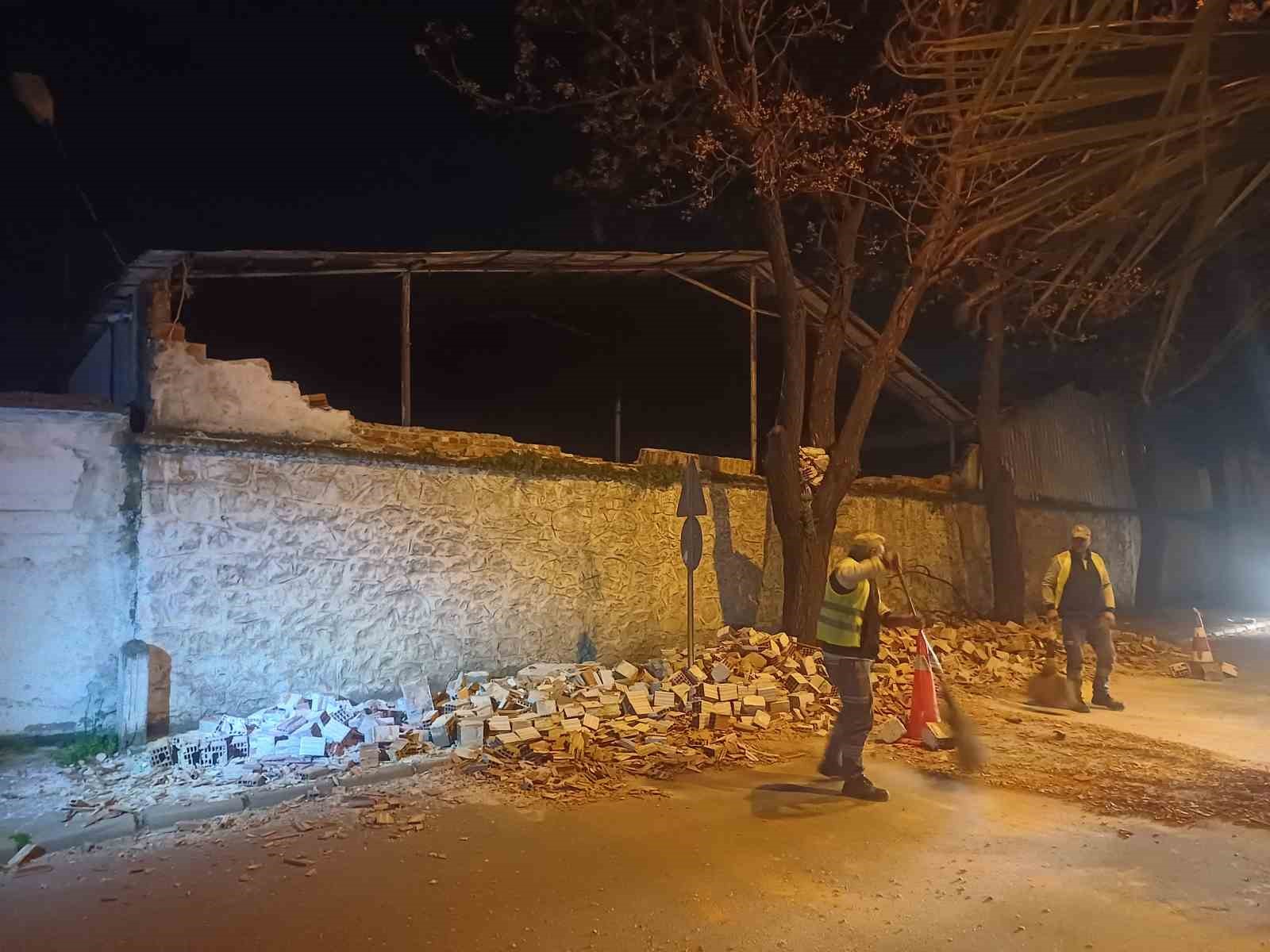 salihli ilcesini firtina vurdu minarenin kulahi koptu cok sayida agac devrildi 2 9SU6E9OE