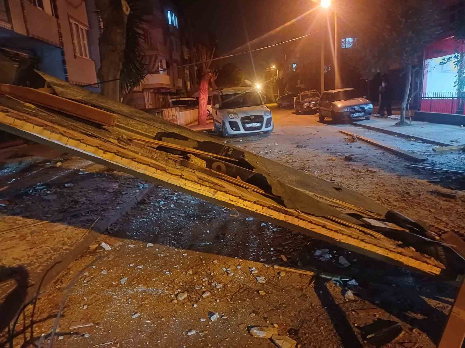 salihli ilcesini firtina vurdu minarenin kulahi koptu cok sayida agac devrildi 6 IAlmdjfp