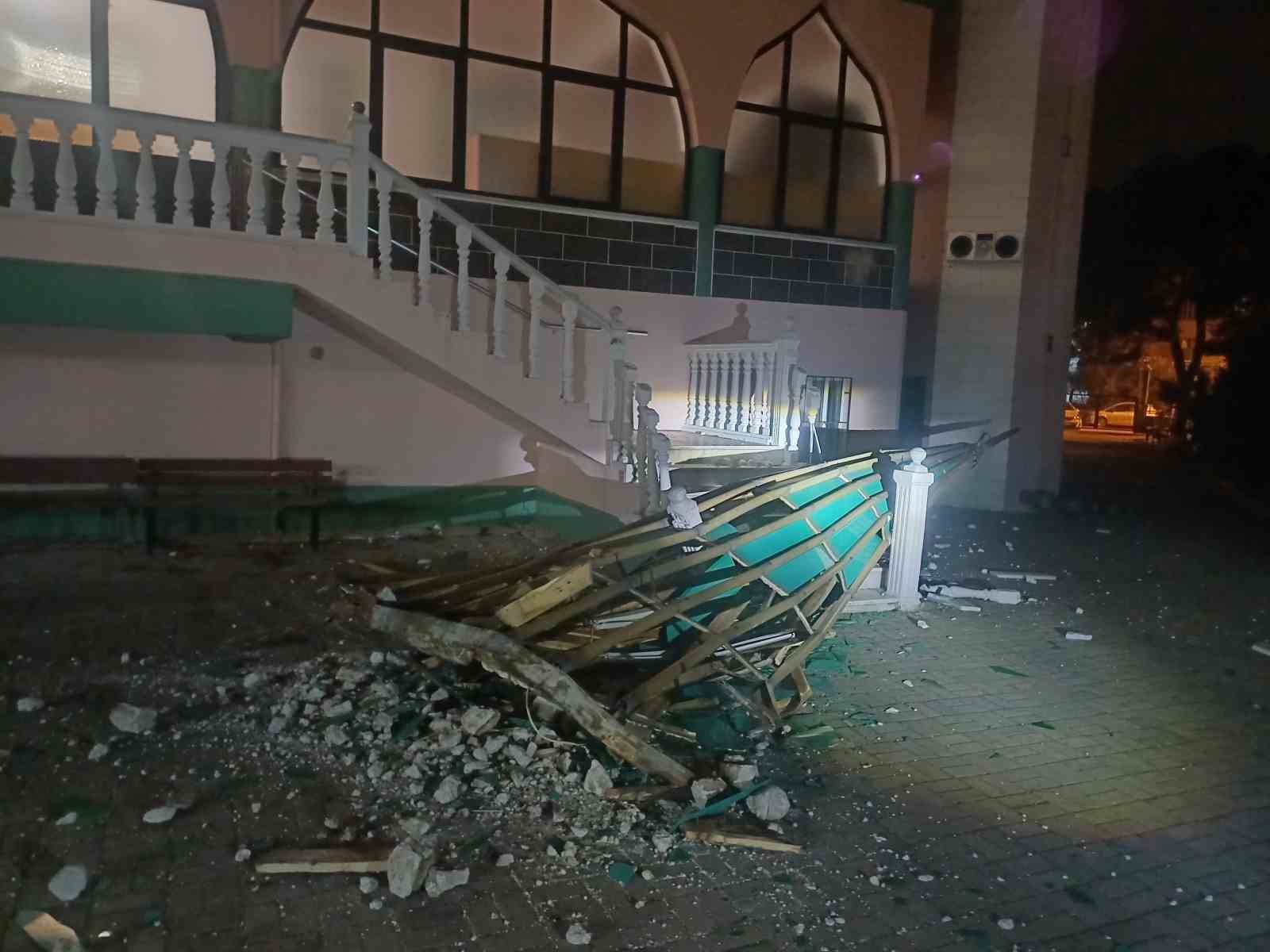 salihli ilcesini firtina vurdu minarenin kulahi koptu cok sayida agac devrildi 8 9zasYa82