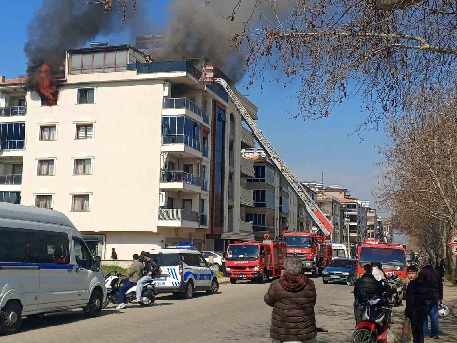 salihlide 4 katli bina alevlere teslim oldu 0