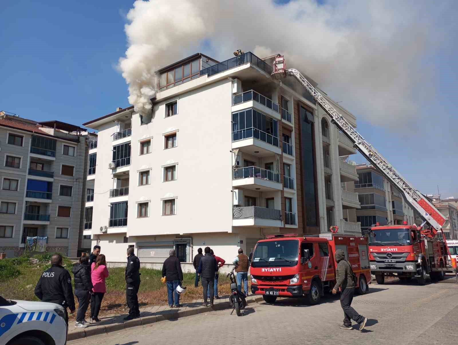 salihlide 4 katli bina alevlere teslim oldu 2 uwUTi9aj