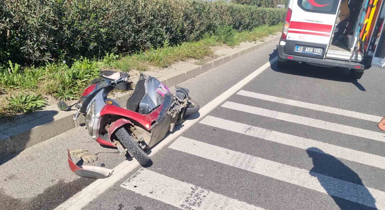 salihlide ekobis ve motosiklet carpisti 3 yarali 1