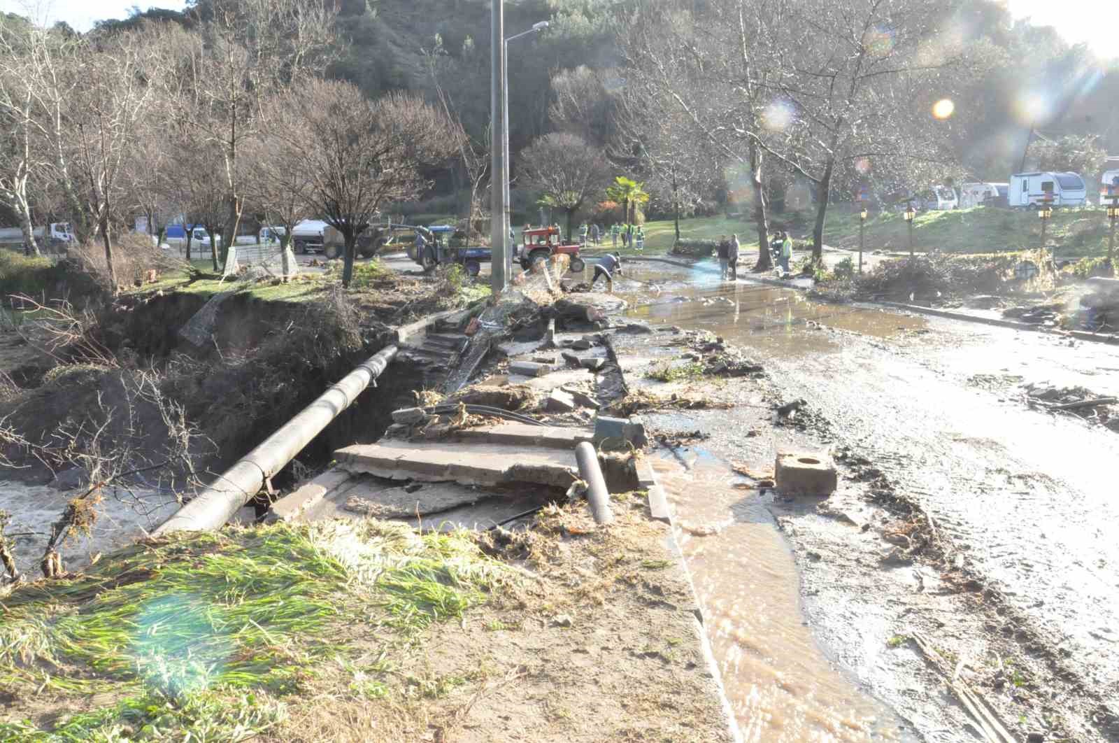 salihlide sel felaketi kopru yikildi nehir tasti yollar kapandi 3 Ou1cqMZb