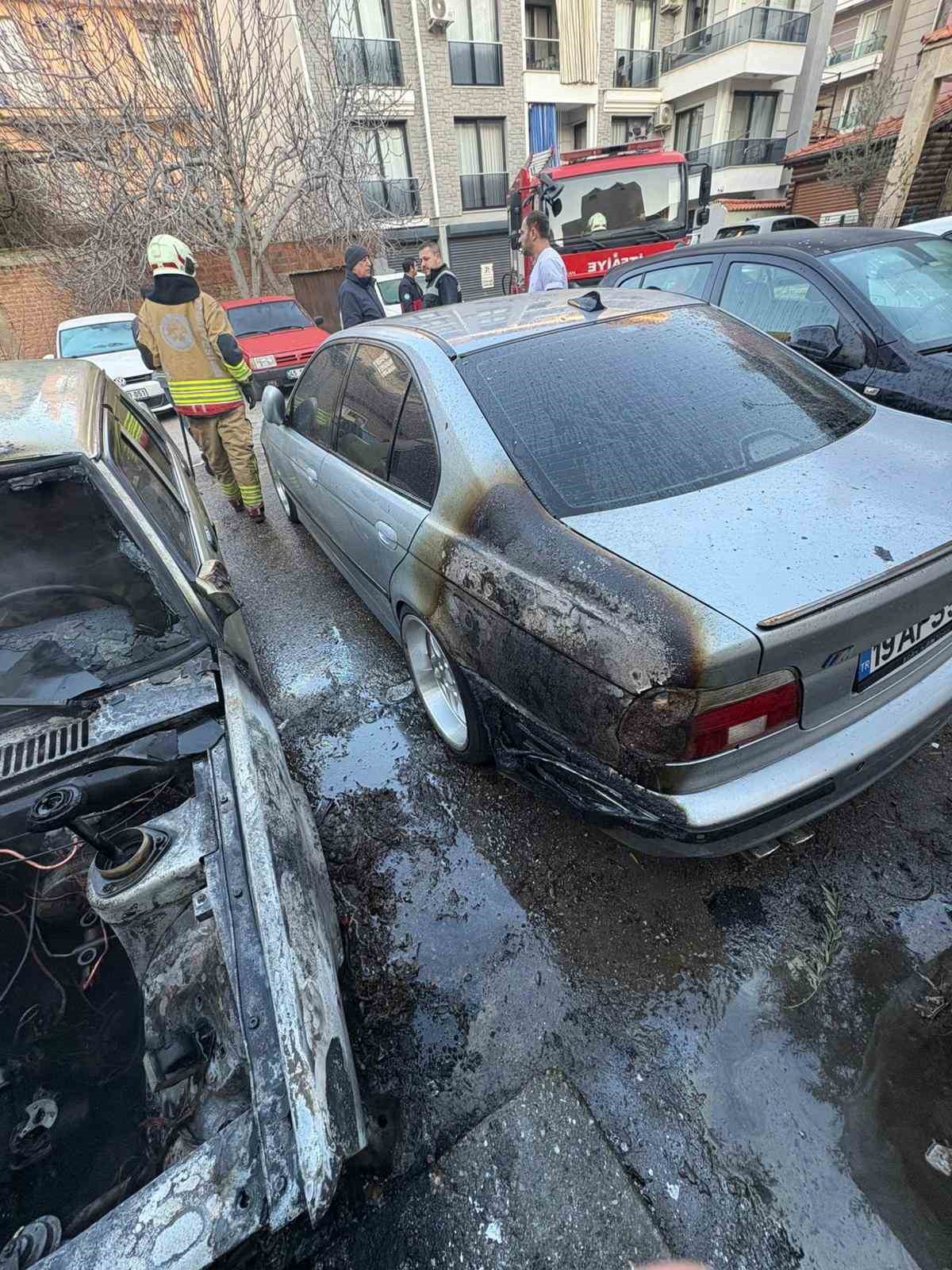 salihlide yangin panigi park halindeki 2 otomobil yandi 1 Sn4HdwFb