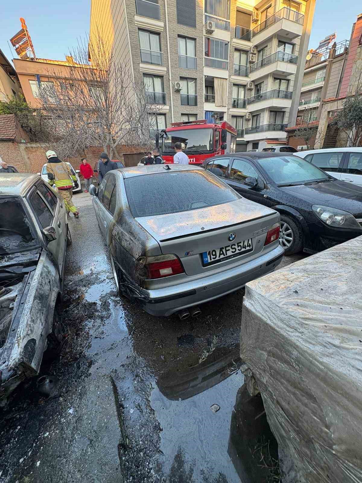 salihlide yangin panigi park halindeki 2 otomobil yandi 2 zbea4BfV