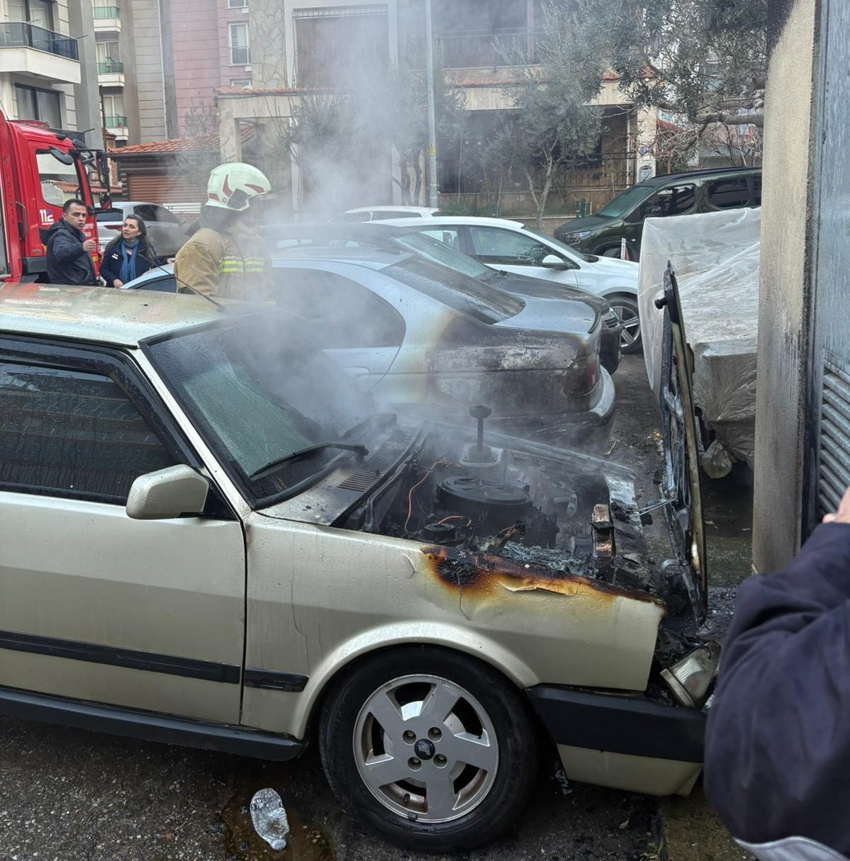 salihlide yangin panigi park halindeki 2 otomobil yandi 3