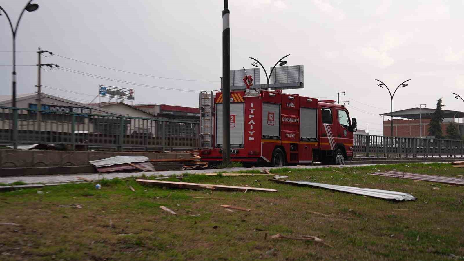 salihliyi firtina vurdu agaclar devrildi catilar uctu 3 f3MWLAtq