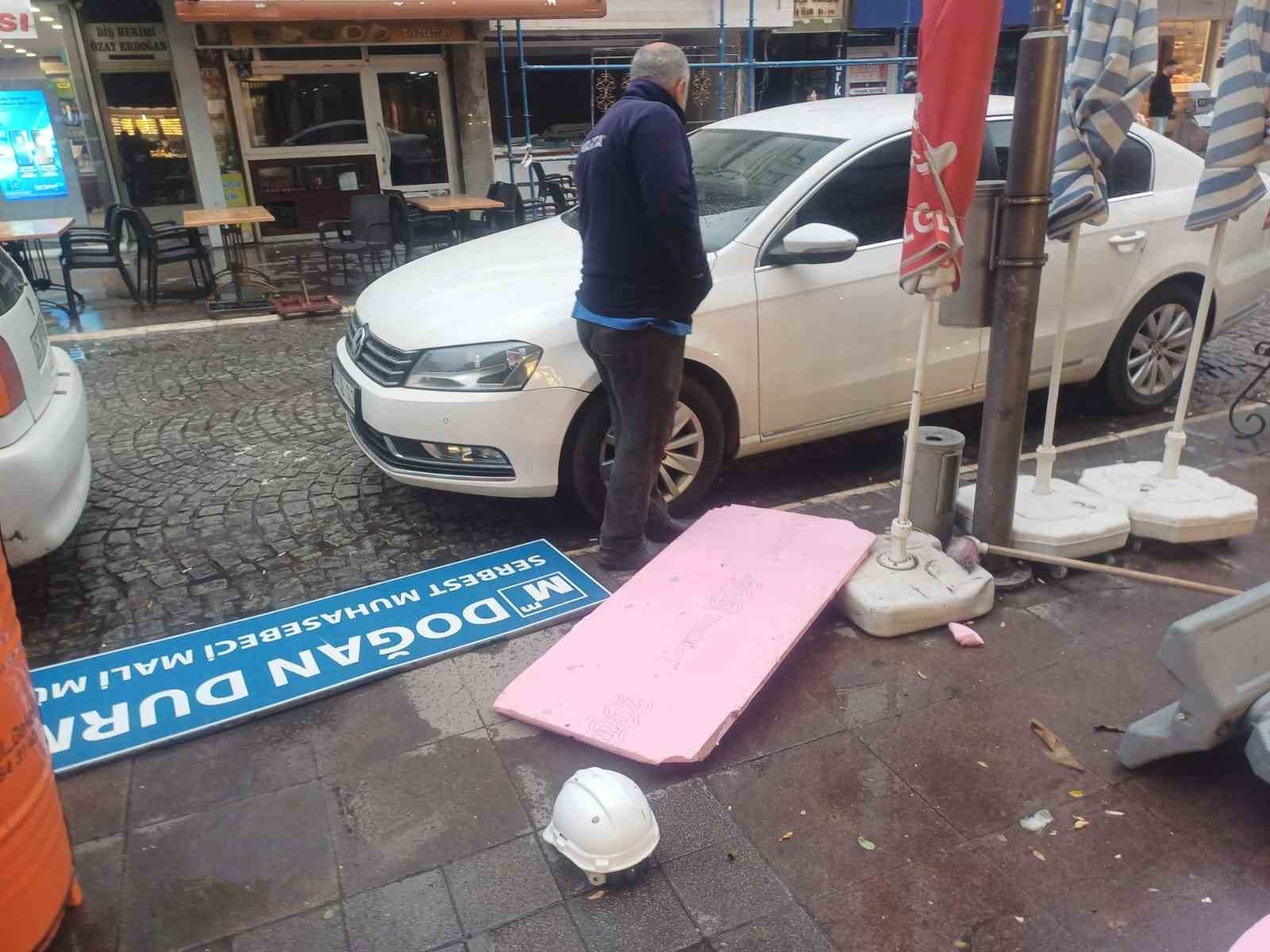 salihliyi firtina vurdu agaclar devrildi catilar uctu 6 JhNEh6O7