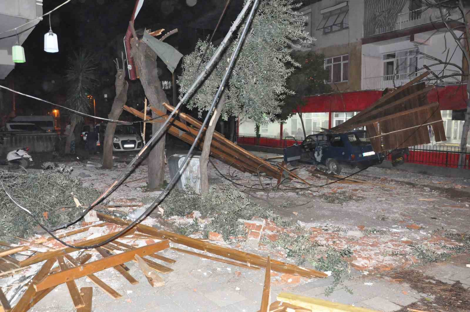 Salihli’yi fırtına vurdu: Minarenin külahı koptu, çok sayıda ağaç devrildi 14 salihliyi firtina vurdu minarenin kulahi koptu cok sayida agac devrildi 10 VDt3D1yi
