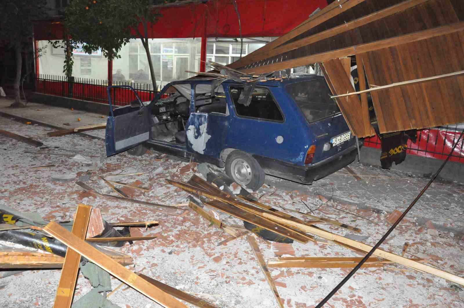 Salihli’yi fırtına vurdu: Minarenin külahı koptu, çok sayıda ağaç devrildi 15 salihliyi firtina vurdu minarenin kulahi koptu cok sayida agac devrildi 11 EGwGvwJJ