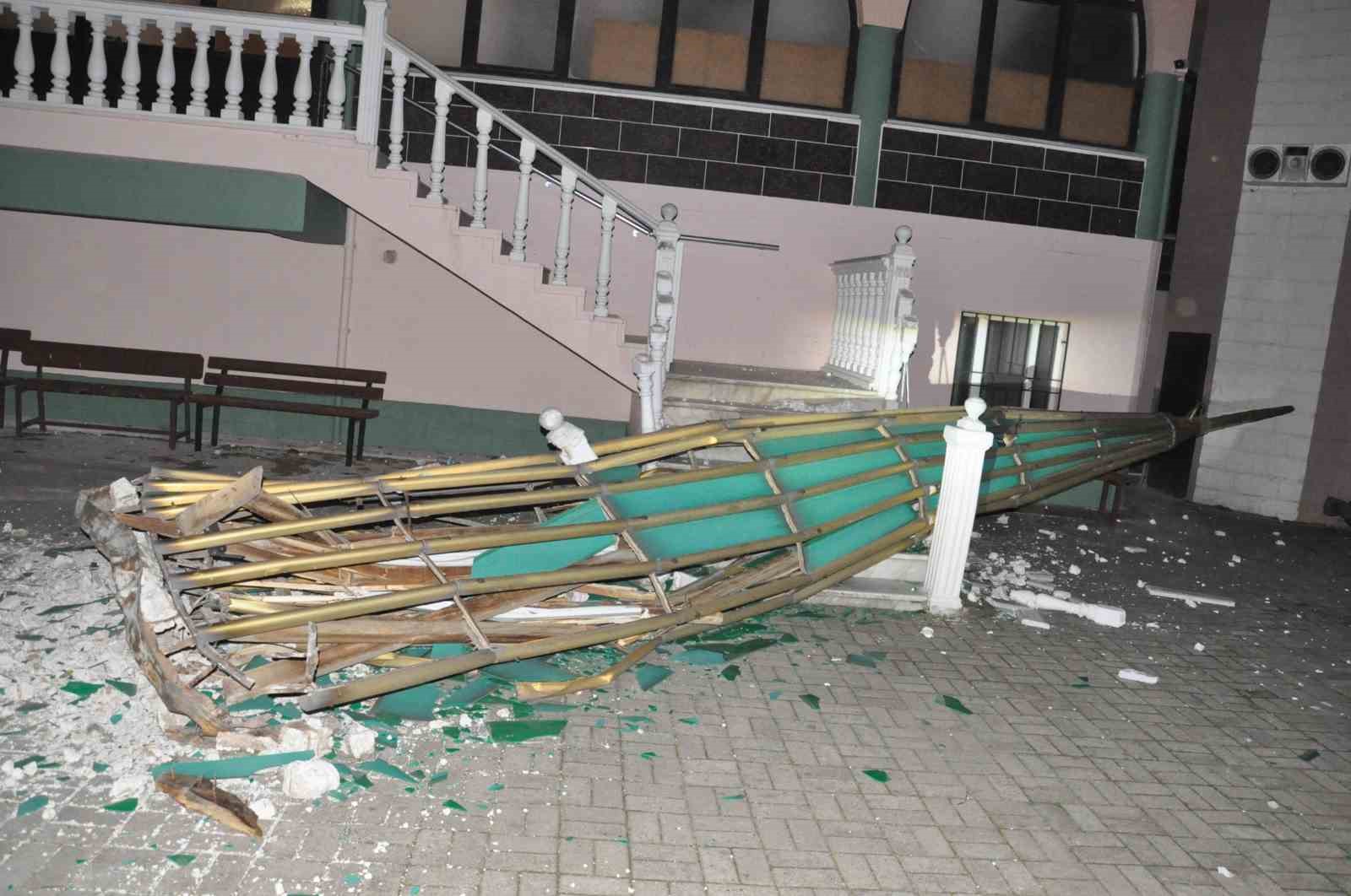 Salihli’yi fırtına vurdu: Minarenin külahı koptu, çok sayıda ağaç devrildi 19 salihliyi firtina vurdu minarenin kulahi koptu cok sayida agac devrildi 15 OKhamAEK