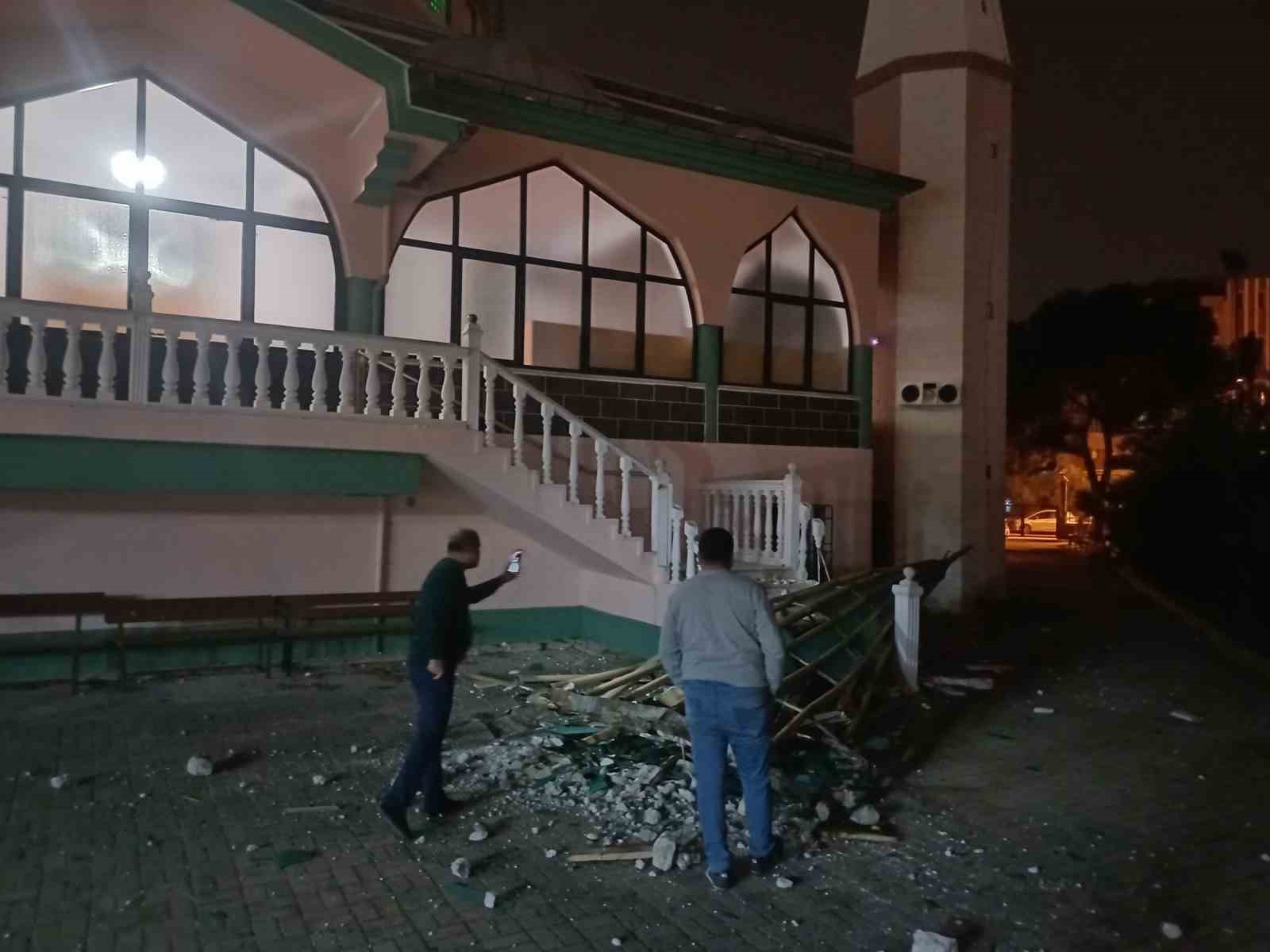Salihli’yi fırtına vurdu: Minarenin külahı koptu, çok sayıda ağaç devrildi 13 salihliyi firtina vurdu minarenin kulahi koptu cok sayida agac devrildi 9