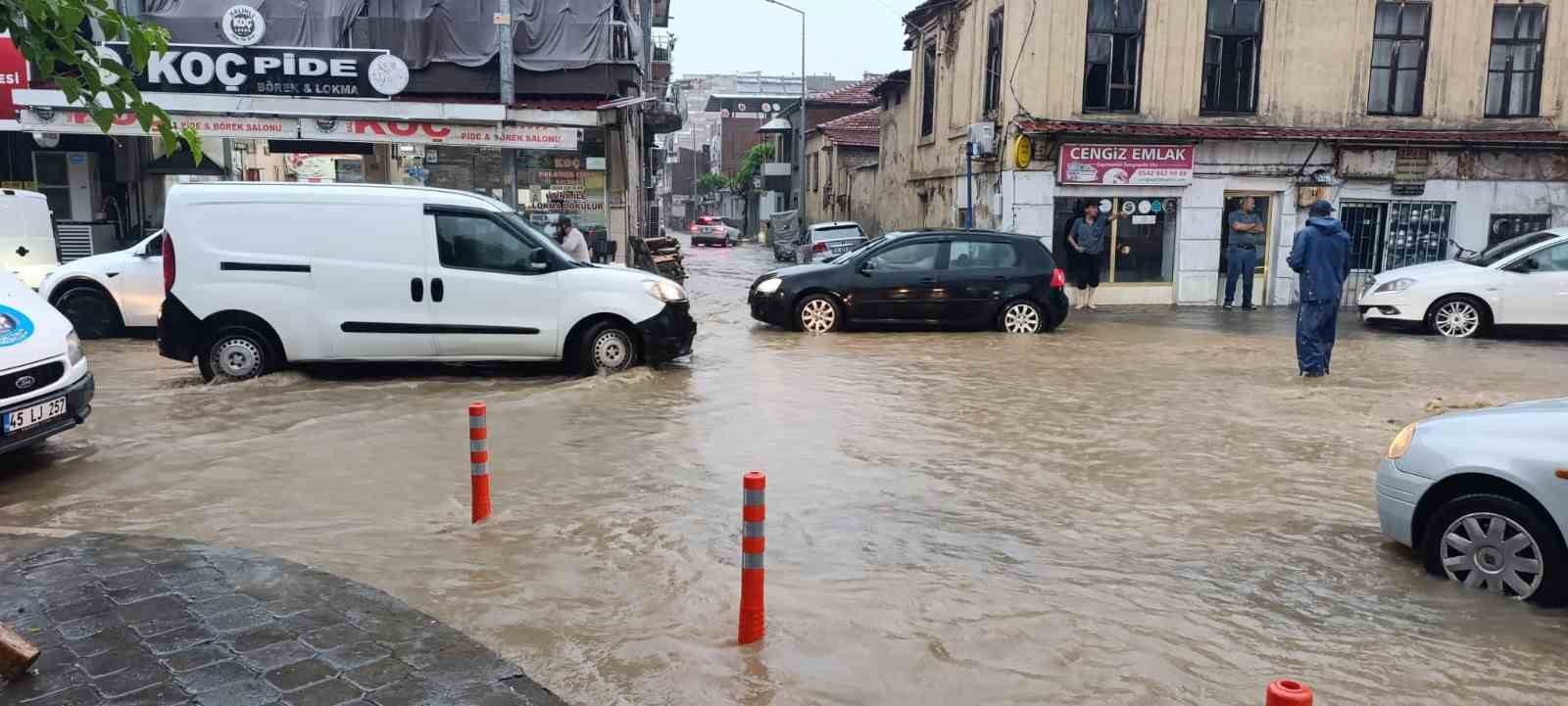 Salihli’yi sağanak vurdu, çok sayıda ev ve iş yeri su altında kaldı 4 salihliyi saganak vurdu cok sayida ev ve is yeri su altinda kaldi 0 7gwTuMzd