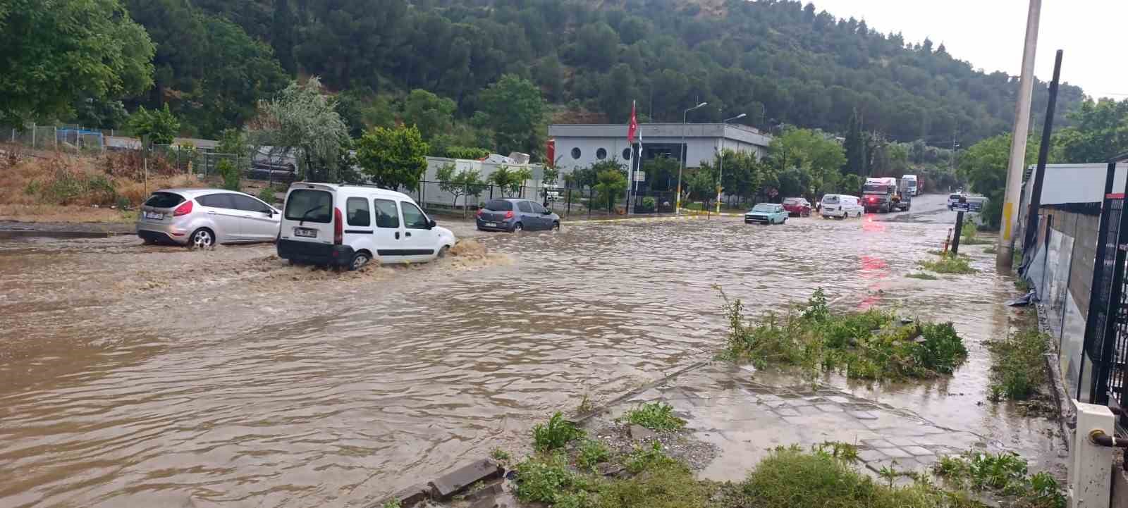 Salihli’yi sağanak vurdu, çok sayıda ev ve iş yeri su altında kaldı 5 salihliyi saganak vurdu cok sayida ev ve is yeri su altinda kaldi 1 TCb4PbQw