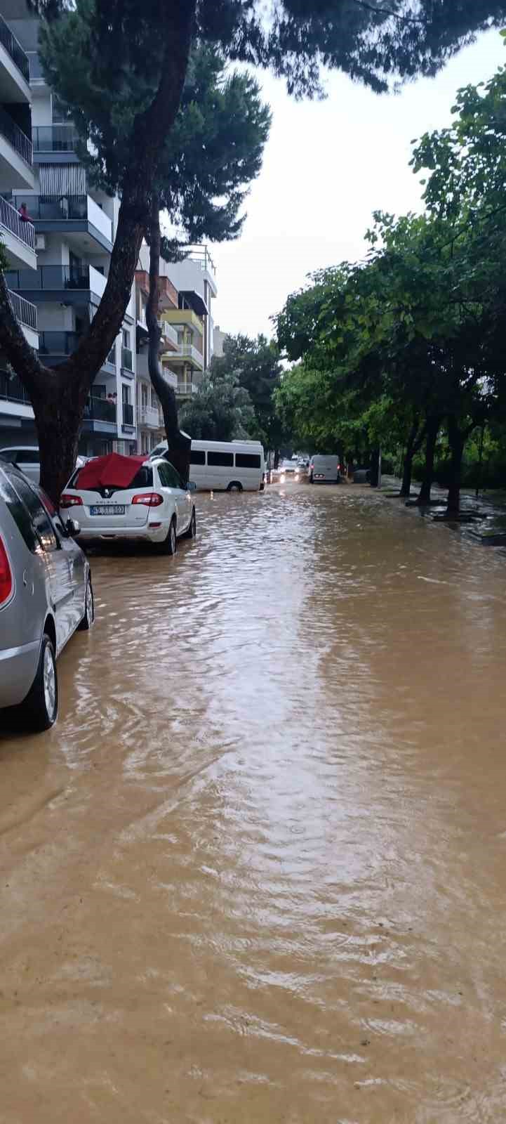 Salihli’yi sağanak vurdu, çok sayıda ev ve iş yeri su altında kaldı 16 salihliyi saganak vurdu cok sayida ev ve is yeri su altinda kaldi 12 NZY2mPSh
