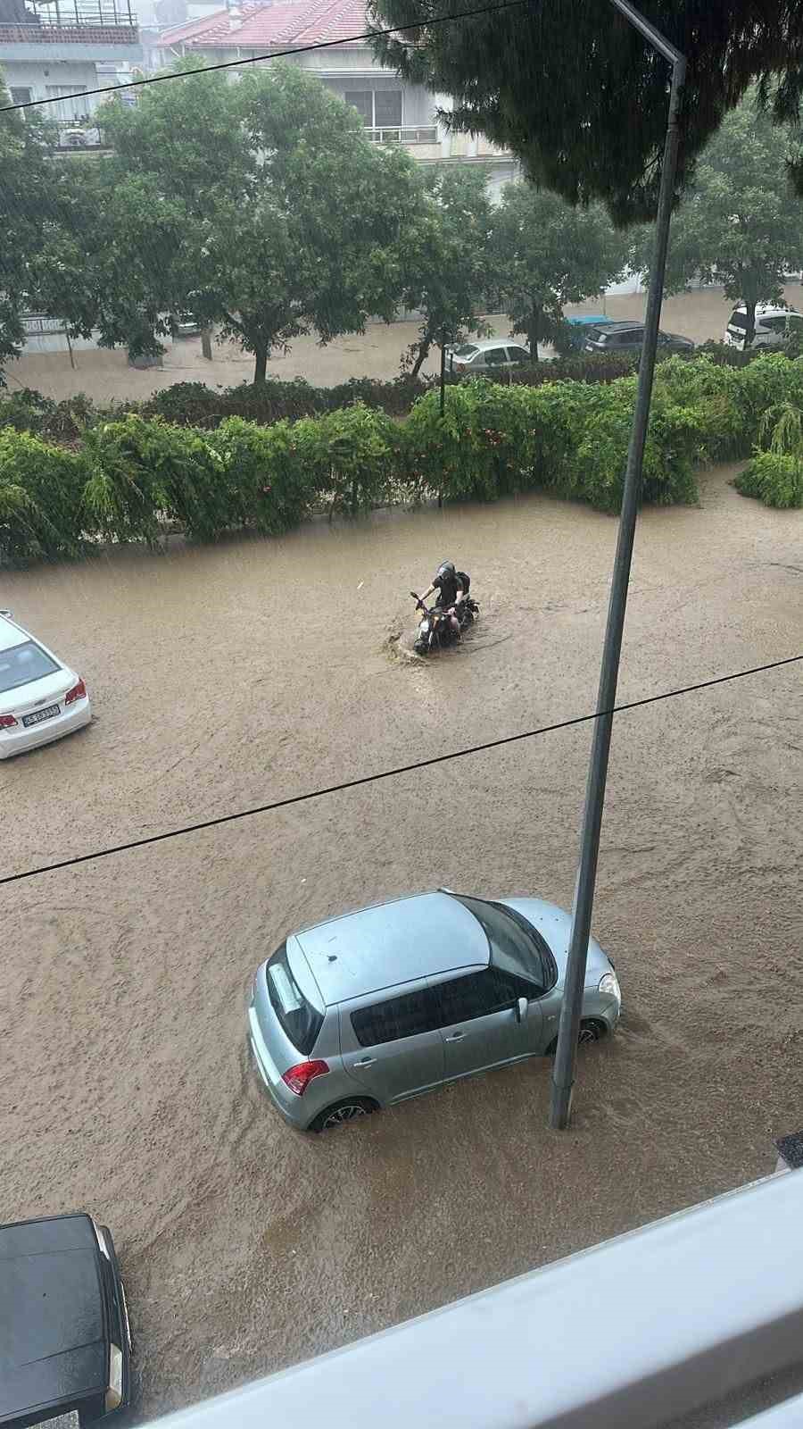 Salihli’yi sağanak vurdu, çok sayıda ev ve iş yeri su altında kaldı 19 salihliyi saganak vurdu cok sayida ev ve is yeri su altinda kaldi 15 Gsa2CWGD