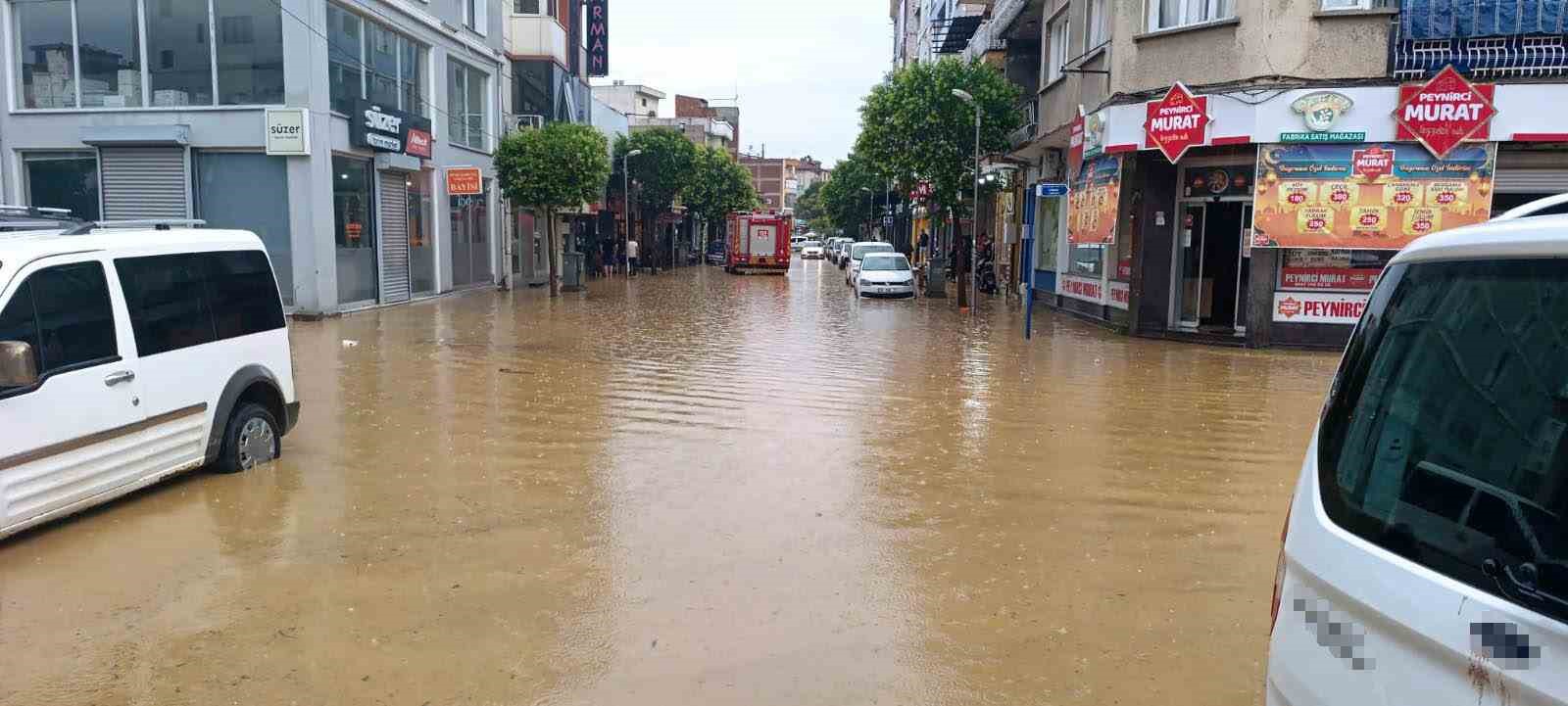 Salihli’yi sağanak vurdu, çok sayıda ev ve iş yeri su altında kaldı 6 salihliyi saganak vurdu cok sayida ev ve is yeri su altinda kaldi 2 gDtnwAbN