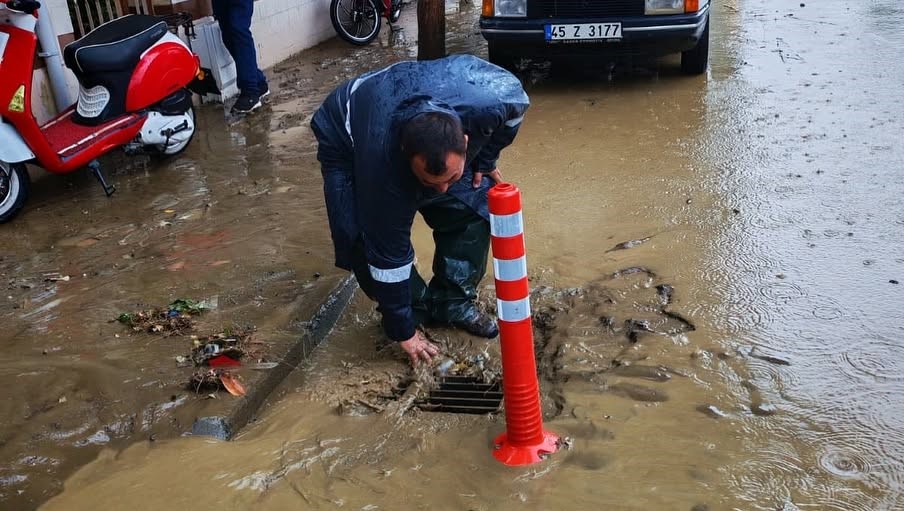 Salihli’yi sağanak vurdu, çok sayıda ev ve iş yeri su altında kaldı 7 salihliyi saganak vurdu cok sayida ev ve is yeri su altinda kaldi 3 7XrkeKkD