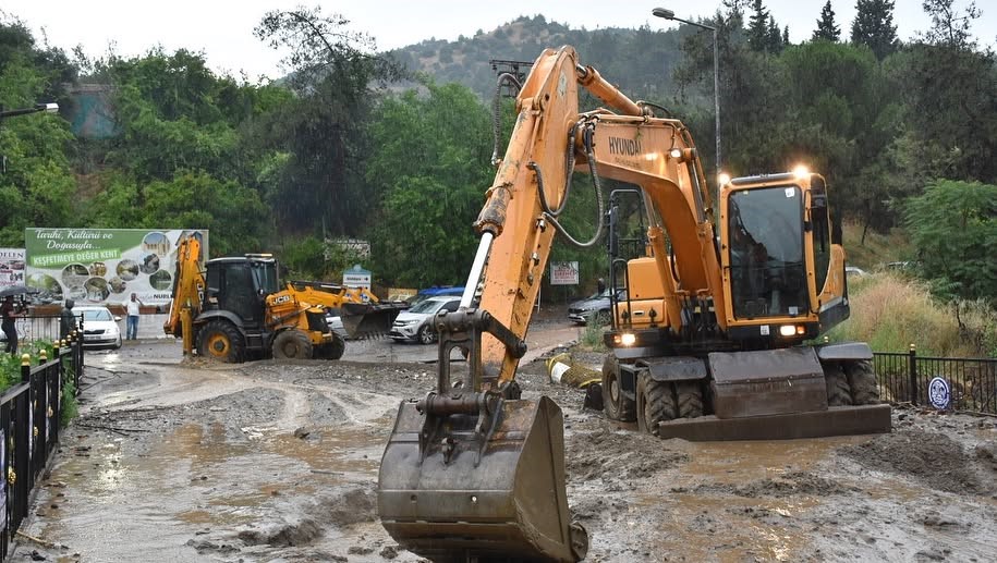 Salihli’yi sağanak vurdu, çok sayıda ev ve iş yeri su altında kaldı 10 salihliyi saganak vurdu cok sayida ev ve is yeri su altinda kaldi 6 Hg29c38c