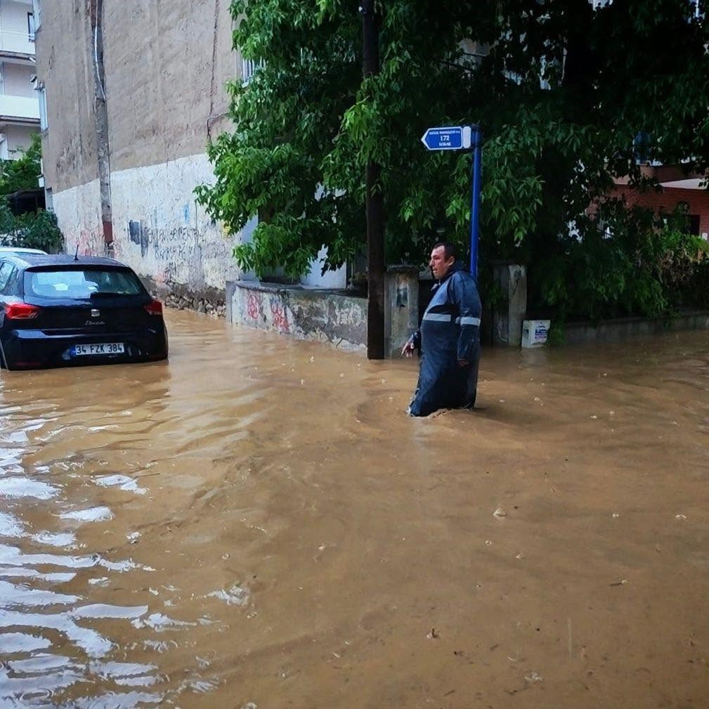 Salihli’yi sağanak vurdu, çok sayıda ev ve iş yeri su altında kaldı 13 salihliyi saganak vurdu cok sayida ev ve is yeri su altinda kaldi 9 HTcd4WNU