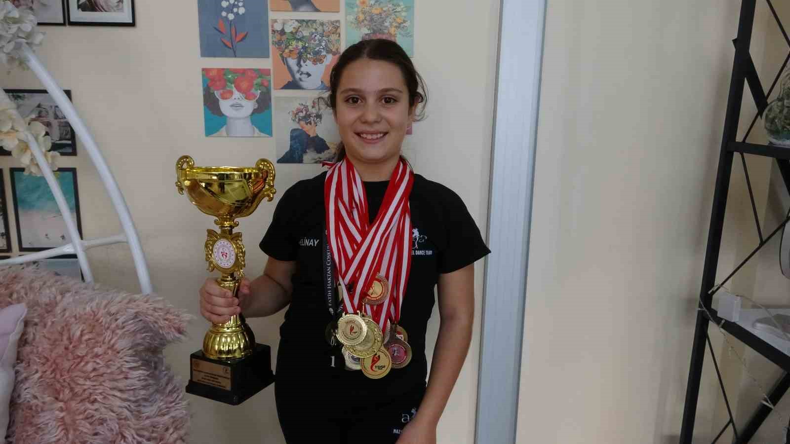 salsanin minik yildizi 10 yasa kupa ve madalyalar doldurdu 1 HkVvl5ZN
