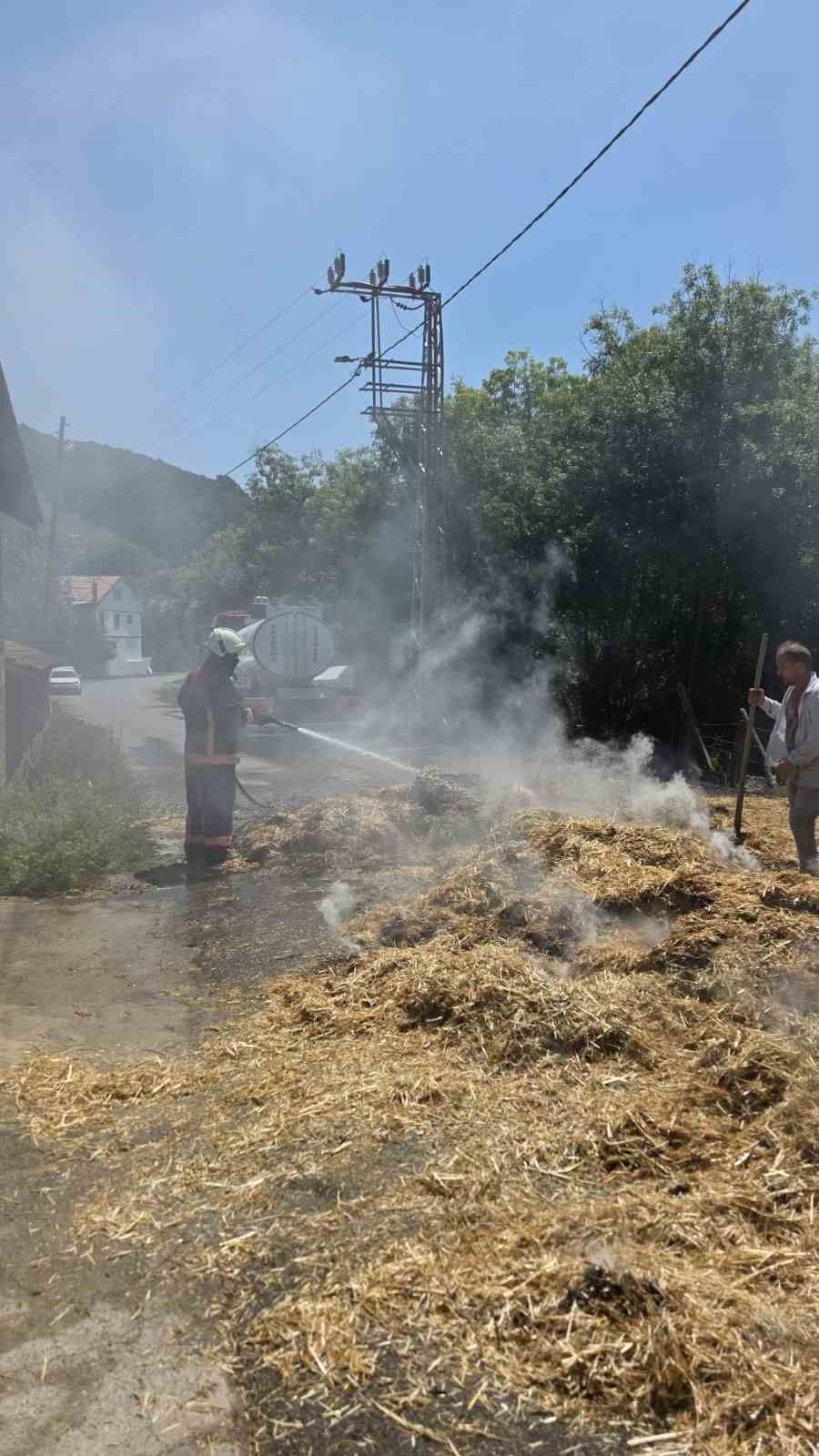 Saman yüklü tırda yangın paniği: Facianın eşiğinden dönüldü 4 saman yuklu tirda yangin panigi facianin esiginden donuldu 0 TChF7vyq