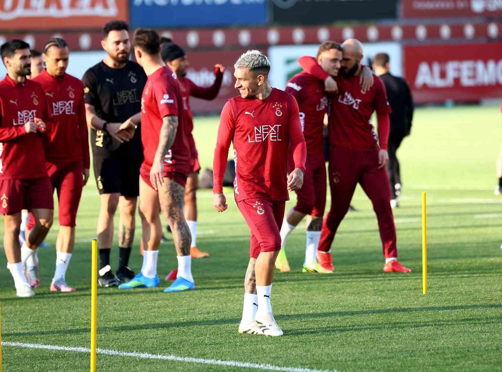 sampiyon galatasaray kasimpasa maci hazirliklarina basladi 15 2C9lXar7
