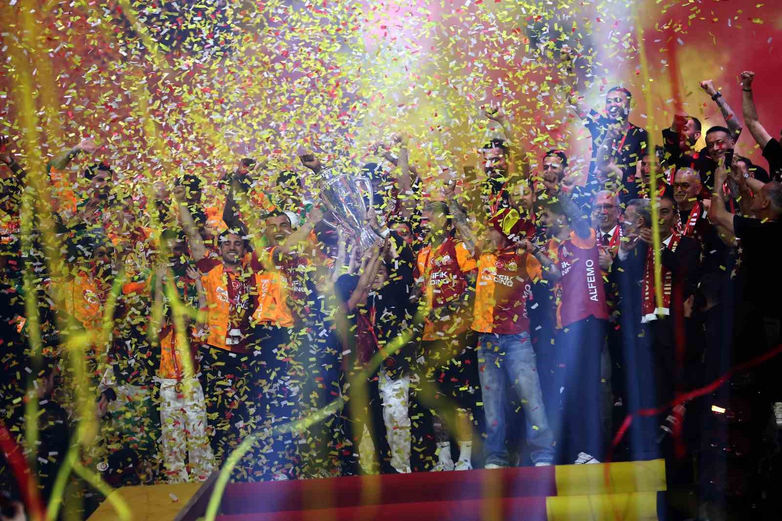 Şampiyon Galatasaray kupasını aldı 4 sampiyon galatasaray kupasini aldi 0 5ezUOCg5