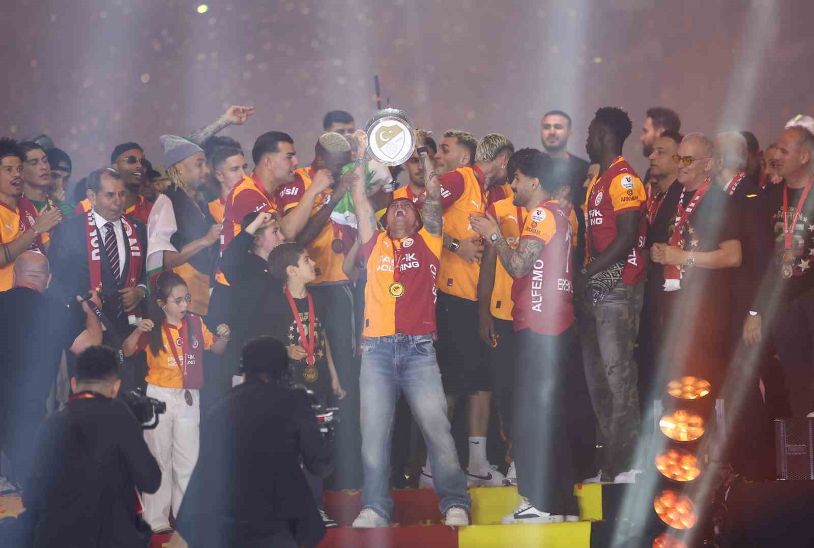 Şampiyon Galatasaray kupasını aldı 5 sampiyon galatasaray kupasini aldi 1 vVV51SnP