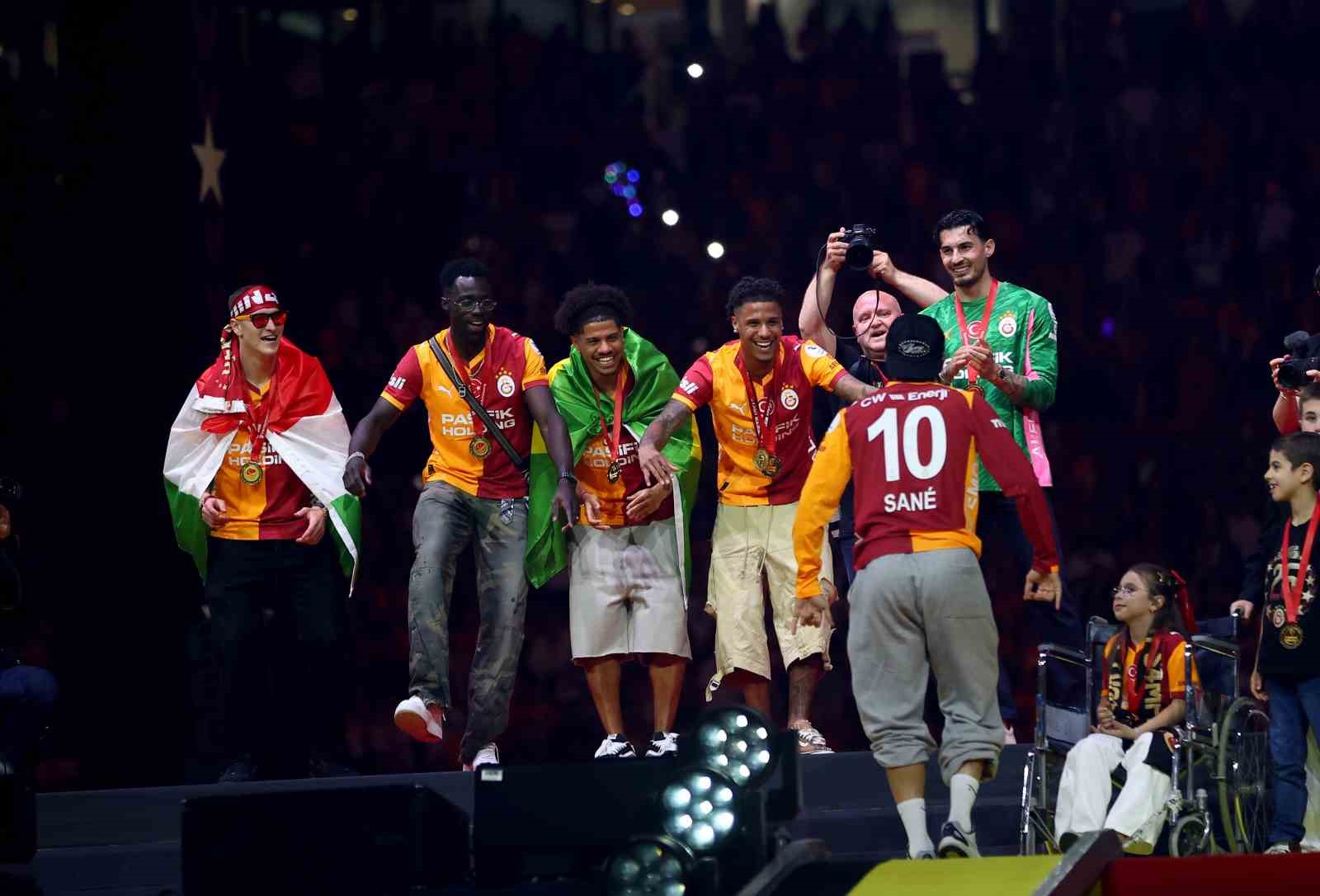 Şampiyon Galatasaray kupasını aldı 14 sampiyon galatasaray kupasini aldi 10 kfvCjv2t